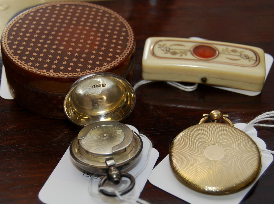 A small silver sovereign case