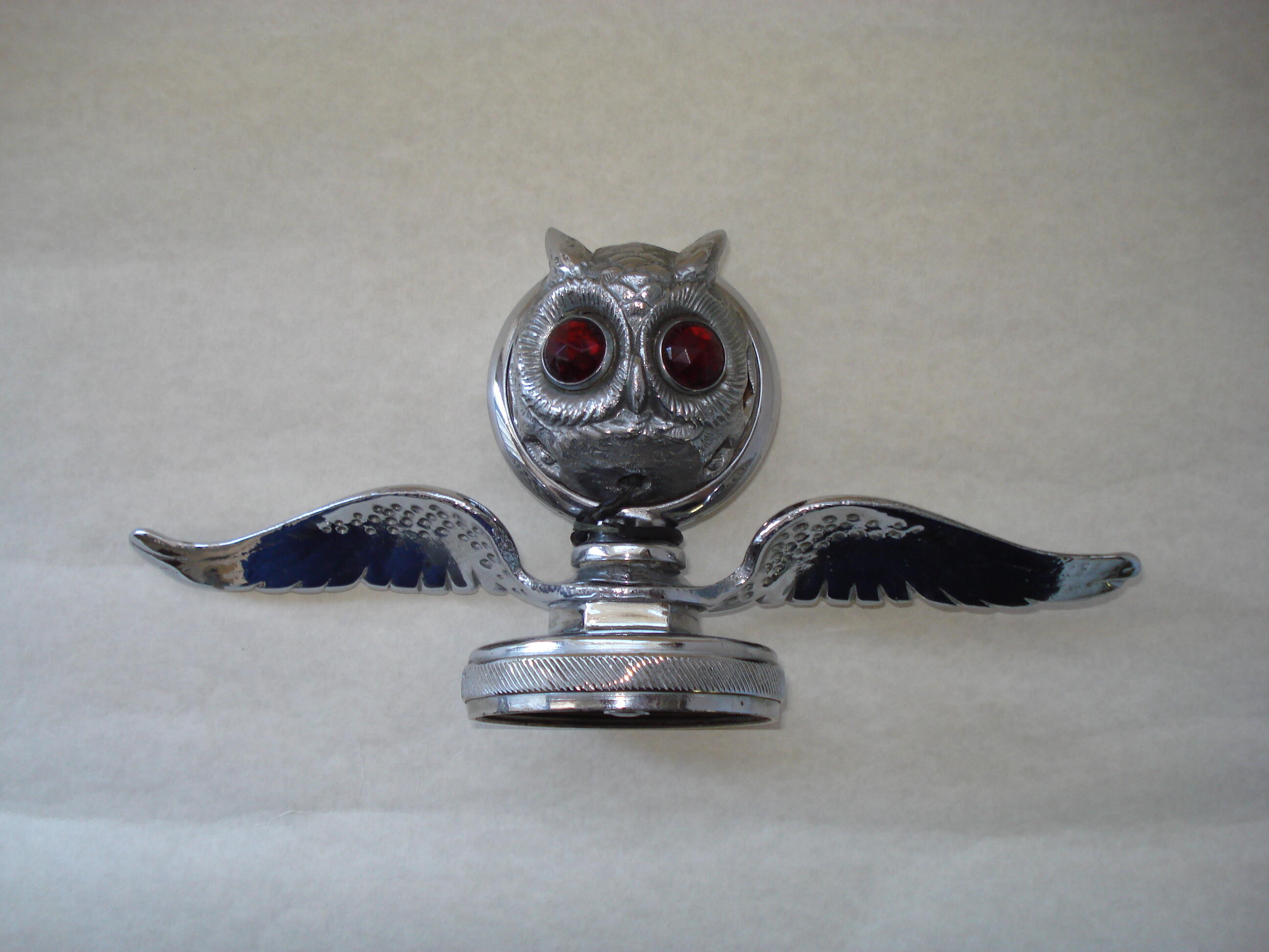 Bonhams Cars : A large 'Tell-Tale' owl's head illuminated mascot