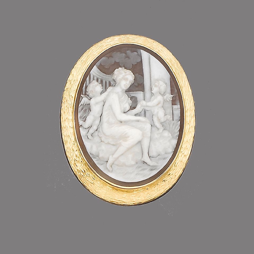 A shell cameo brooch