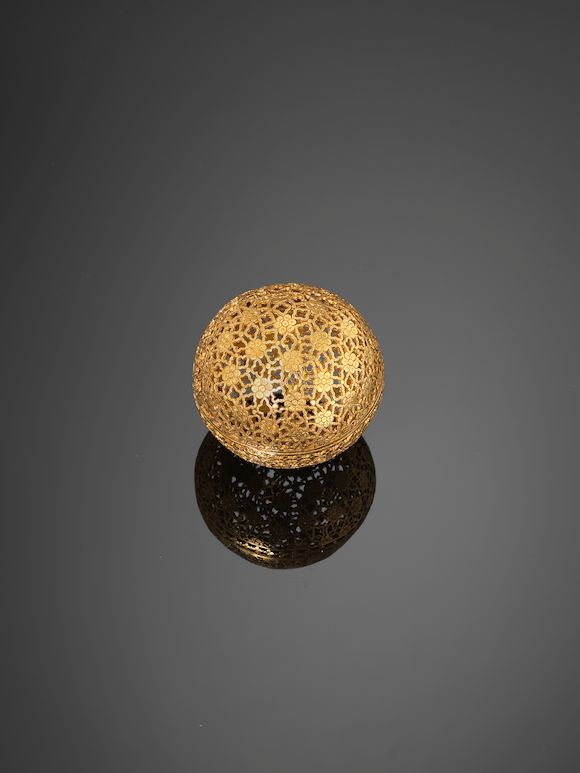 Bonhams A fine gold bezoarstone Holder India, probably Gujarat, 18th