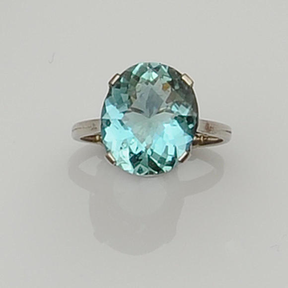 Bonhams : An aquamarine ring