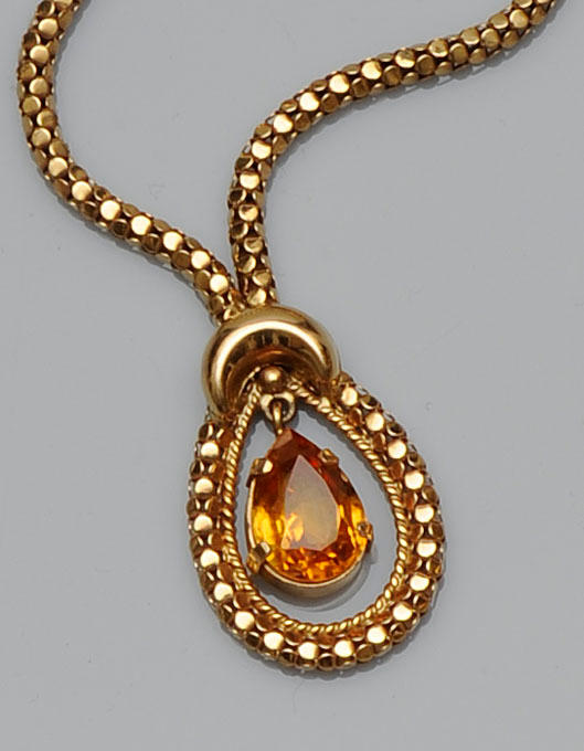 A citrine necklace,