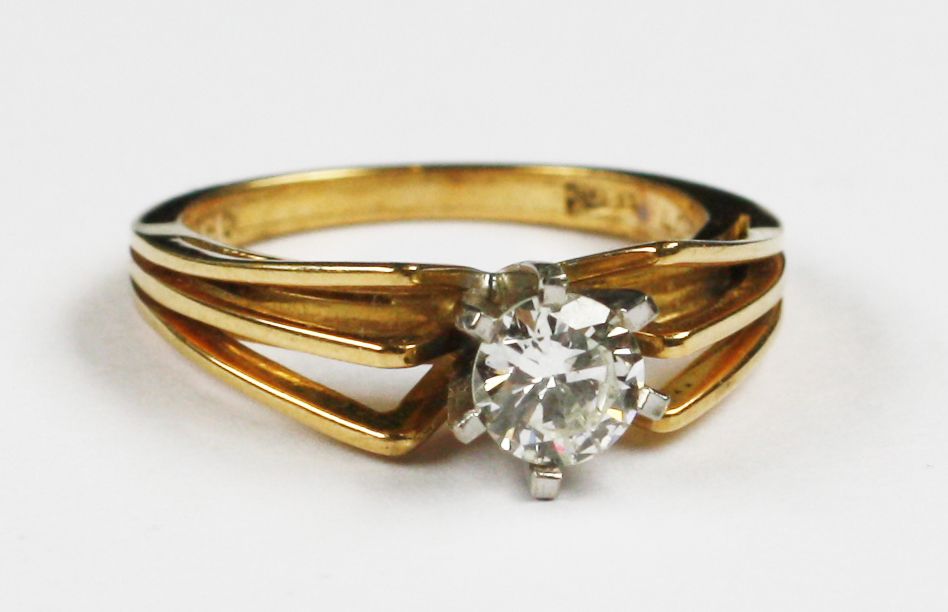 A single stone diamond ring,