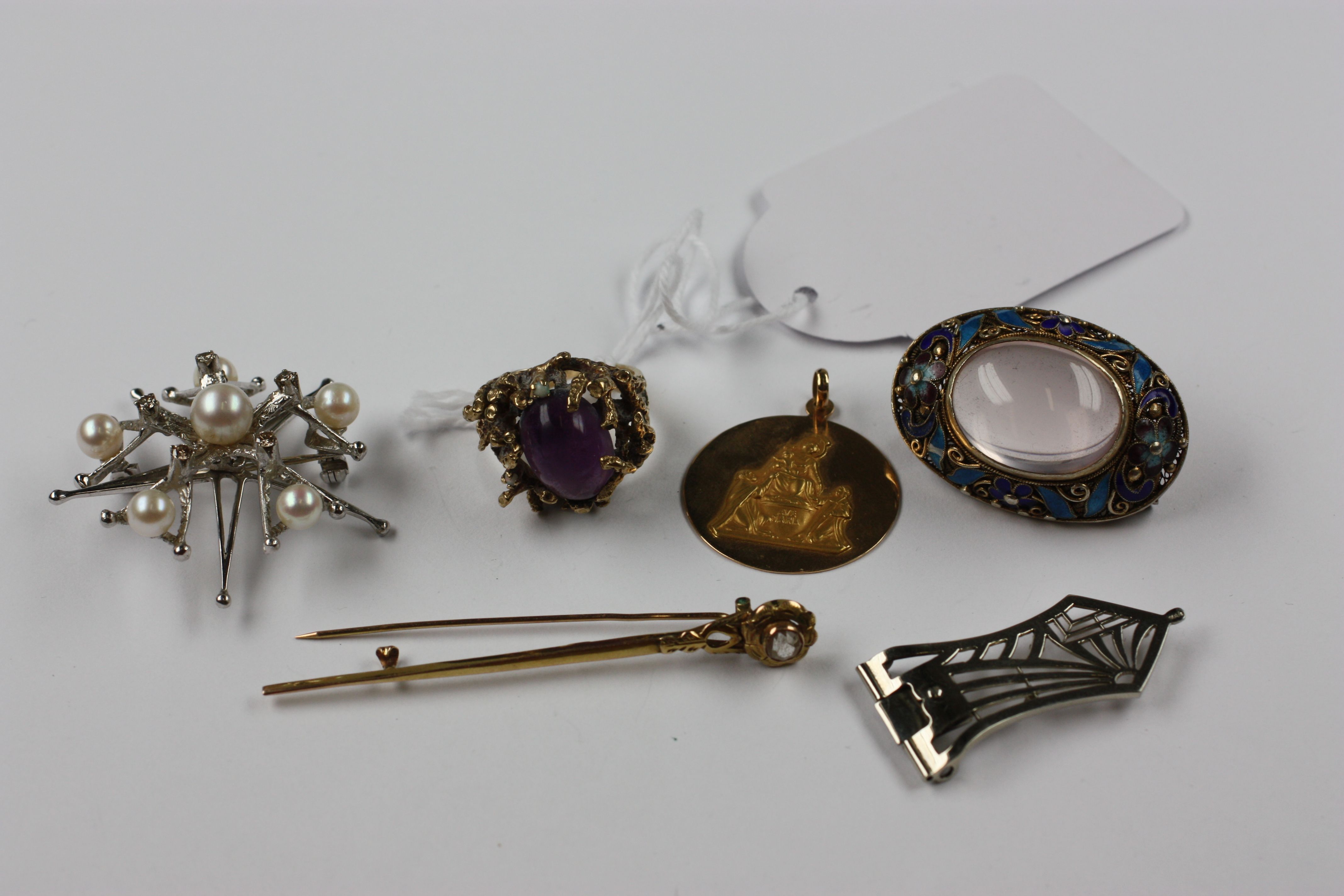 Assorted jewellery,