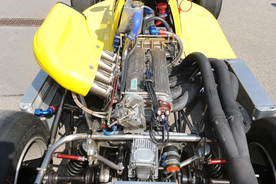 Мотор болида f1. Двигатель болида формулы. Болид ф1 изнутри. Renault f1 engine. Renault f1 engine.