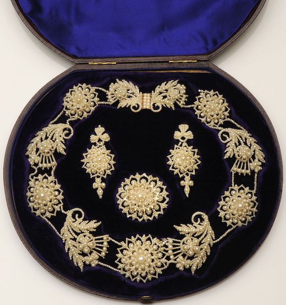 Bonhams : A suite of seed pearl jewellery,