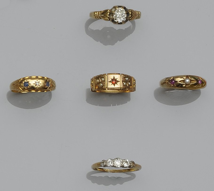 A diamond single stone ring (5)