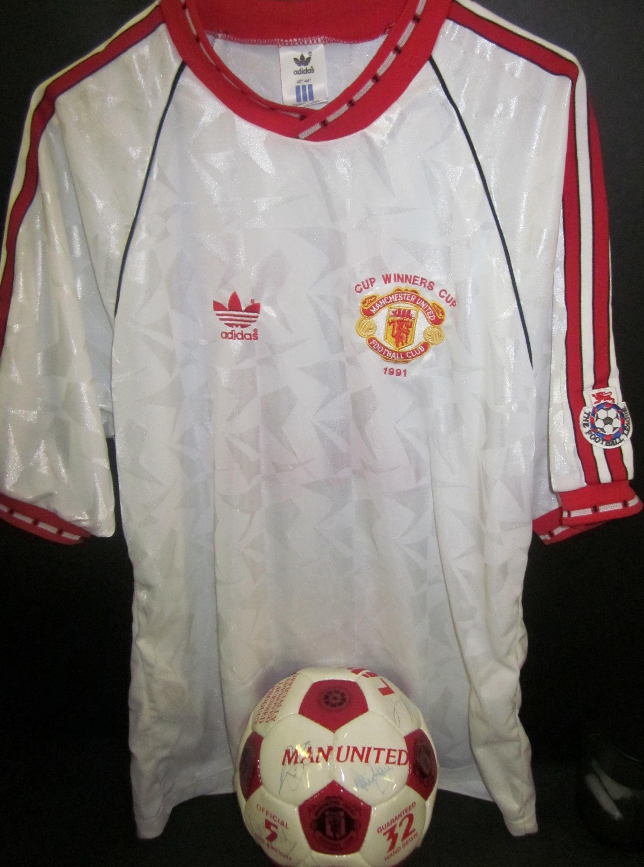 Lot 1 - MANCHESTER UNITED - 1991 SHIRT SIGNED BY