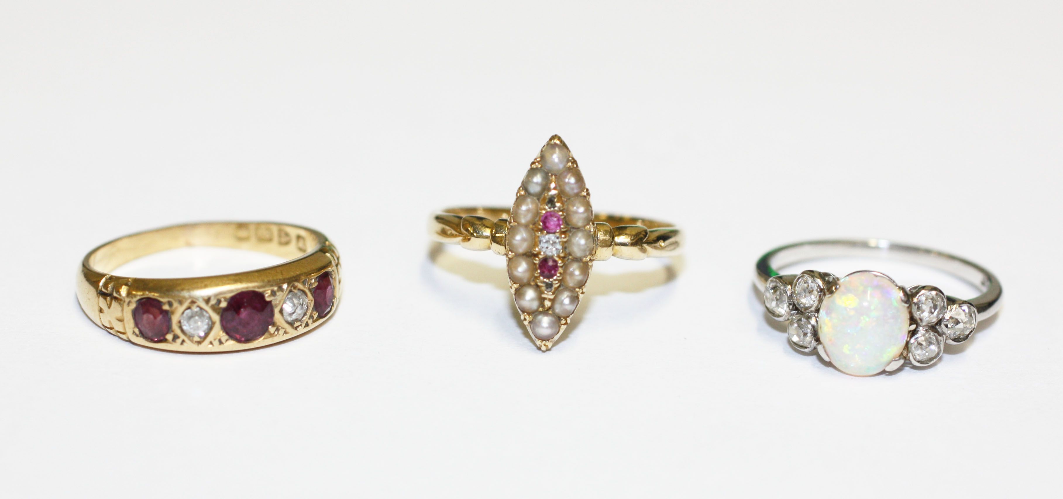 Three vari gem-set rings, (3)