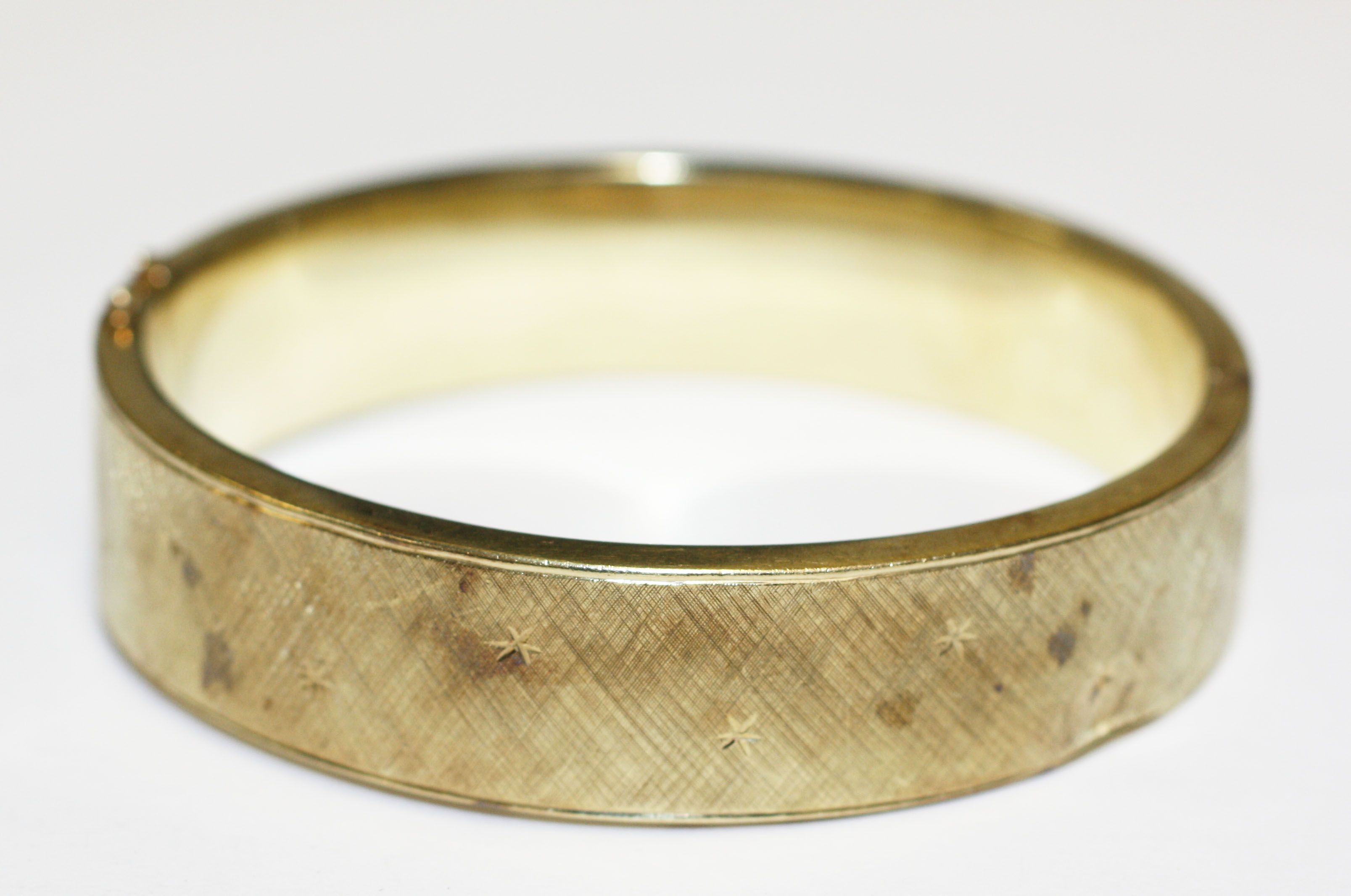 A 14ct gold hinged bangle,