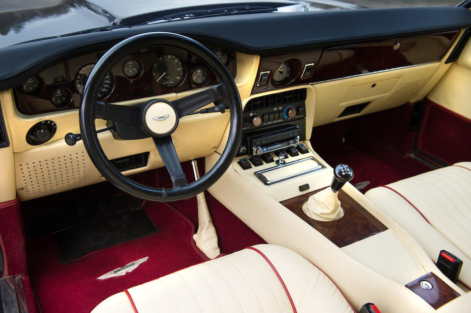 Left hand drive. Aston Martin v8 Vantage 1977 Salon. Aston Martin v8 Vantage 1980. Aston Martin v8 Vantage 1980 Interior. Aston Martin v8 Vantage 1977 интерьер.