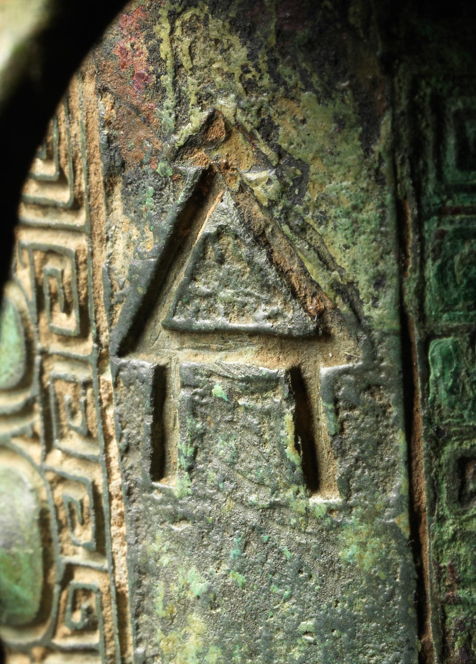 A fine archaic bronze tripod ritual wine vessel, jue Late Shang Dynasty