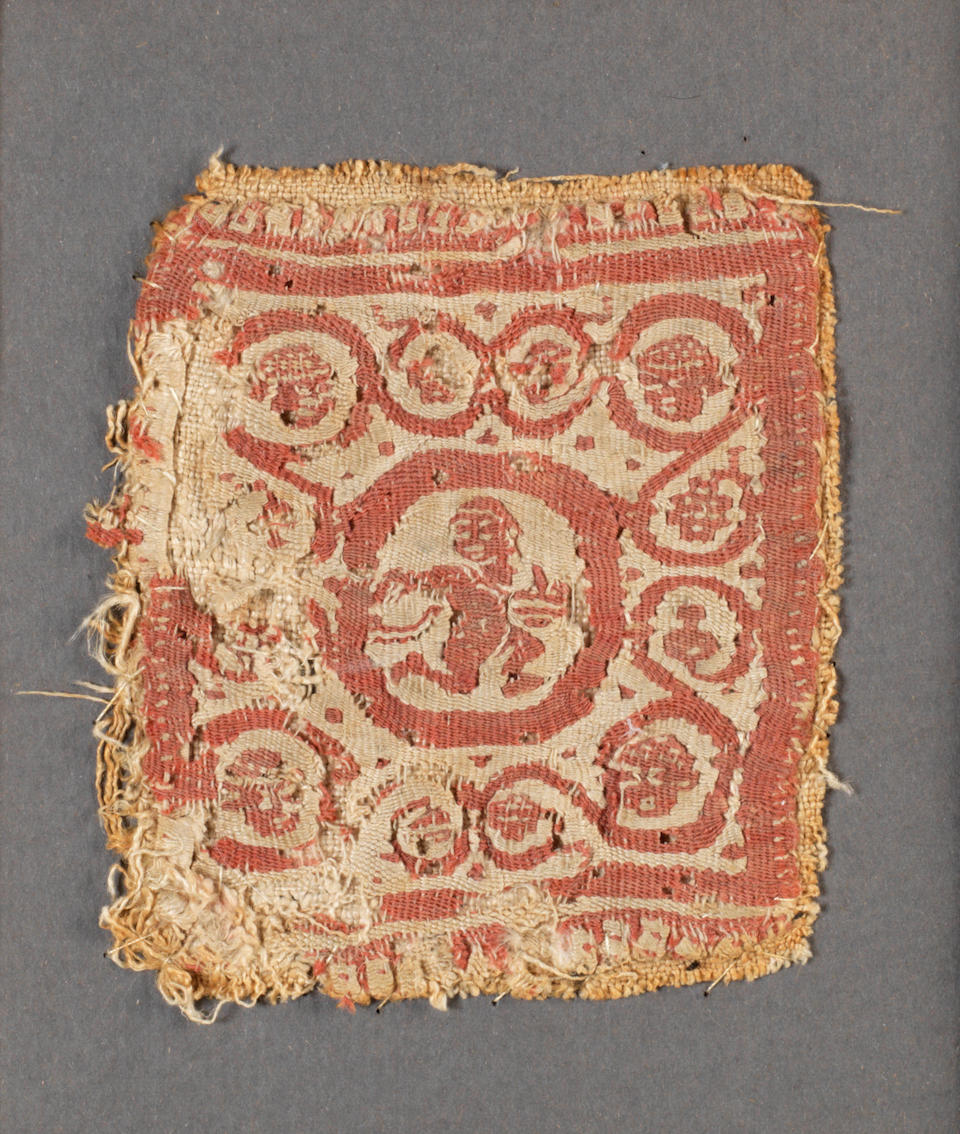 Bonhams : A collection of Egyptian Coptic textile fragments 23