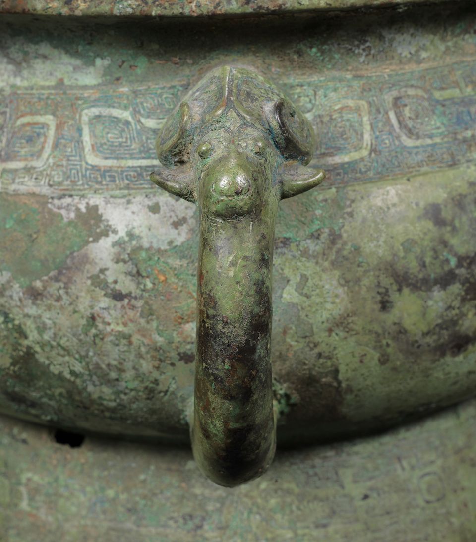 A rare archaic bronze inscribed ritual food vessel, gui Late Shang/early Western Zhou Dynasty 12th-10th century BC (2)