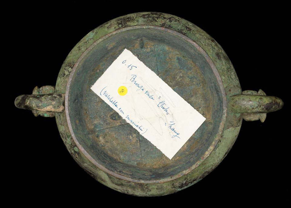 A rare archaic bronze inscribed ritual food vessel, gui Late Shang/early Western Zhou Dynasty 12th-10th century BC (2)