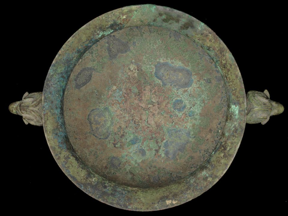 A rare archaic bronze inscribed ritual food vessel, gui Late Shang/early Western Zhou Dynasty 12th-10th century BC (2)