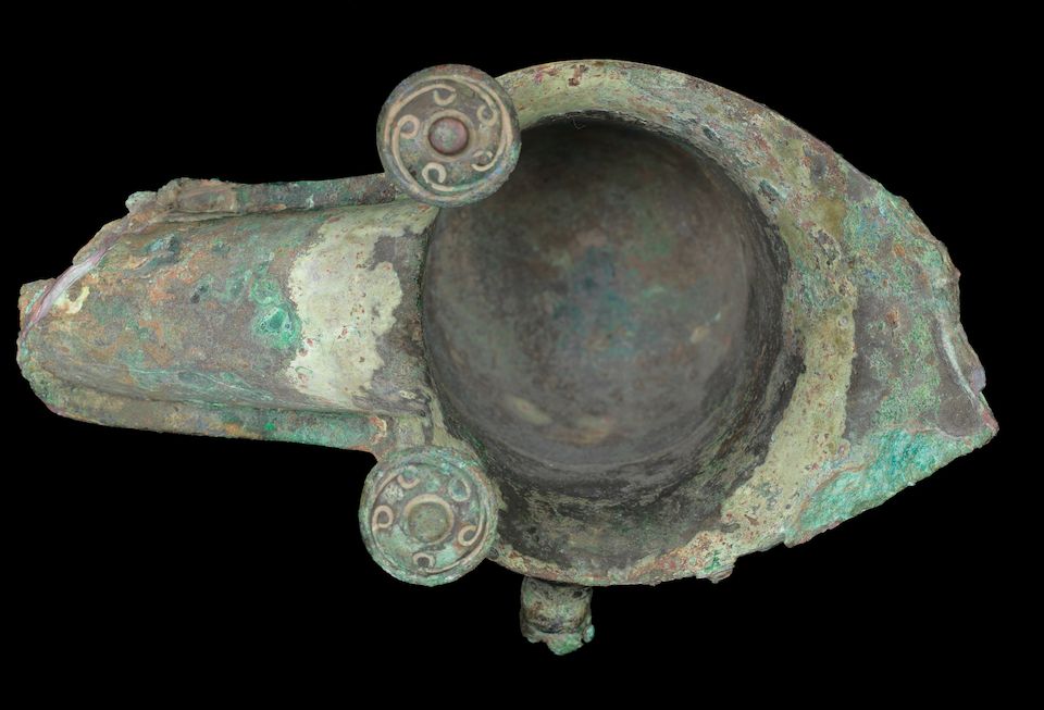 An archaic bronze inscribed ritual wine vessel, jue Late Shang Dynasty, 12th-11th century BC (2)