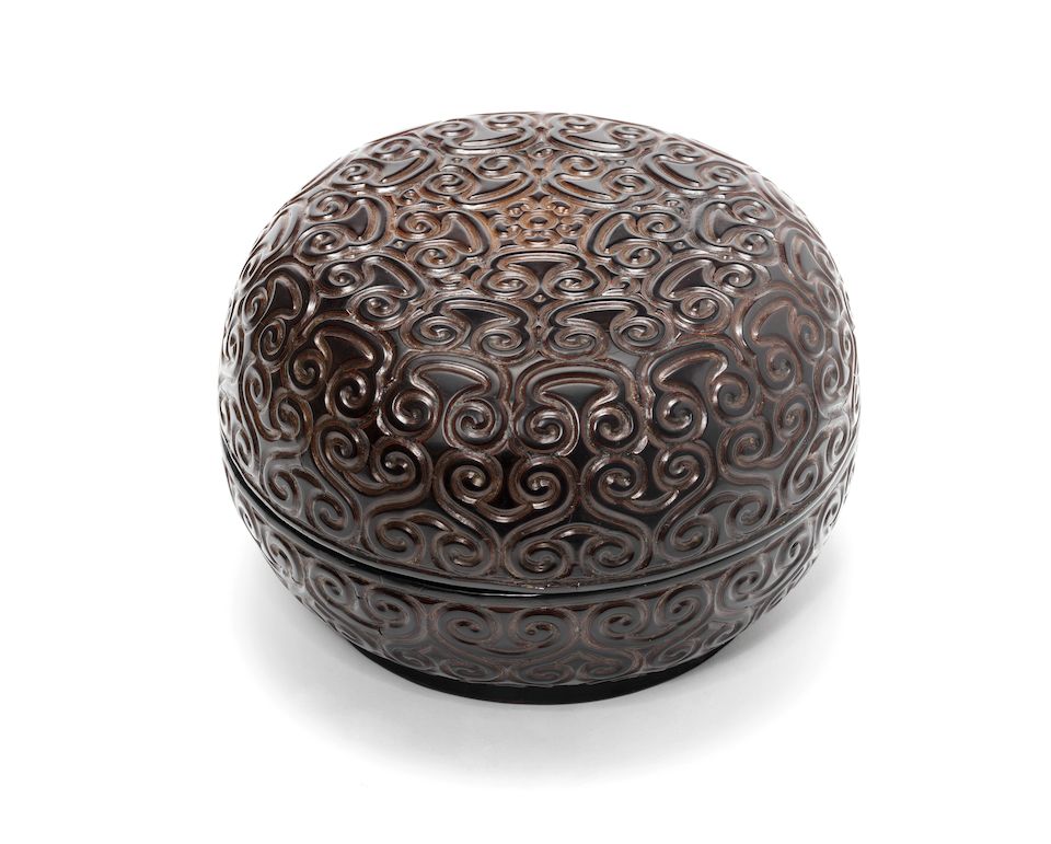 A rare tixi lacquer circular box and cover  15th century (2)