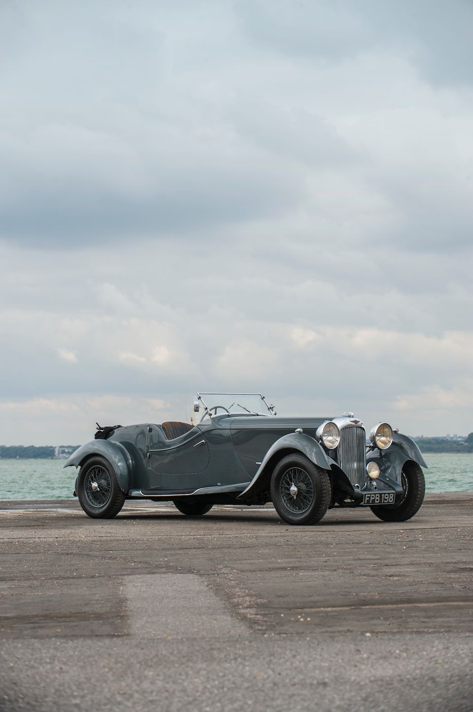 https://images1.bonhams.com/image?src=Images/live/2015-11/05/9253576-1-45.jpg&width=960