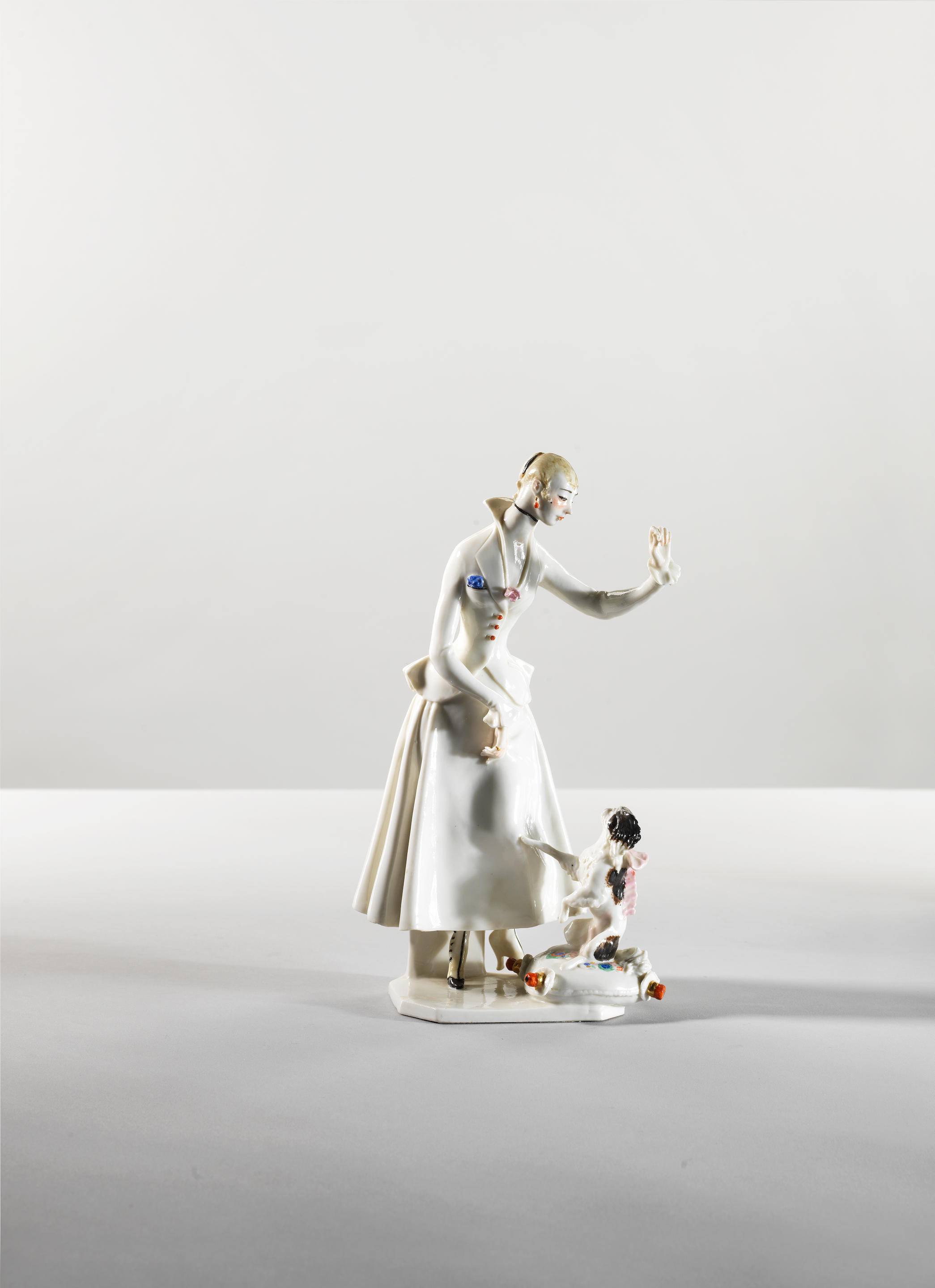 Groupe en porcelaine representant une femme et son chien, Nymphenburg...