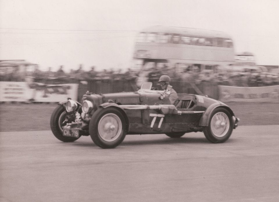 Engagée aux 24 Heures du Mans 1935 par l'usine, 5e  de sa classe,Aston Martin Ulster Sports deux places 1935