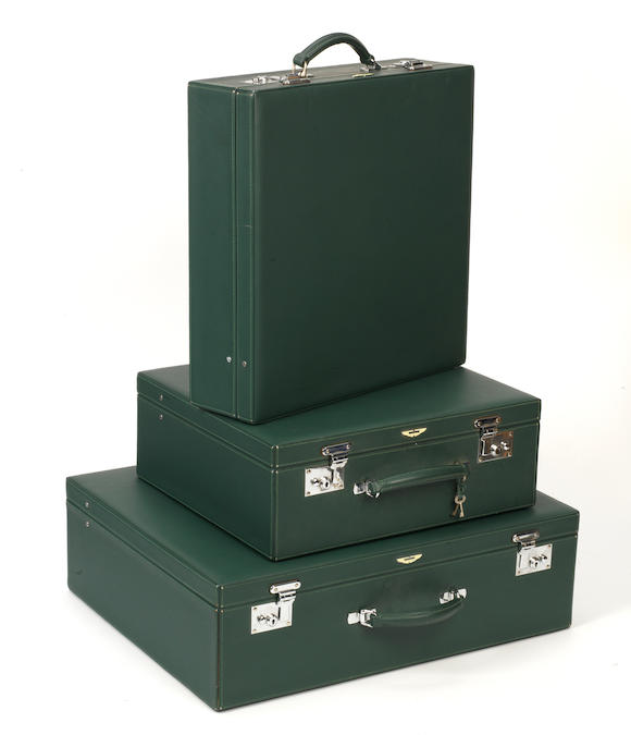 Bonhams : Jeu de trois valises en cuir pour Aston Martin DB7, ((6))