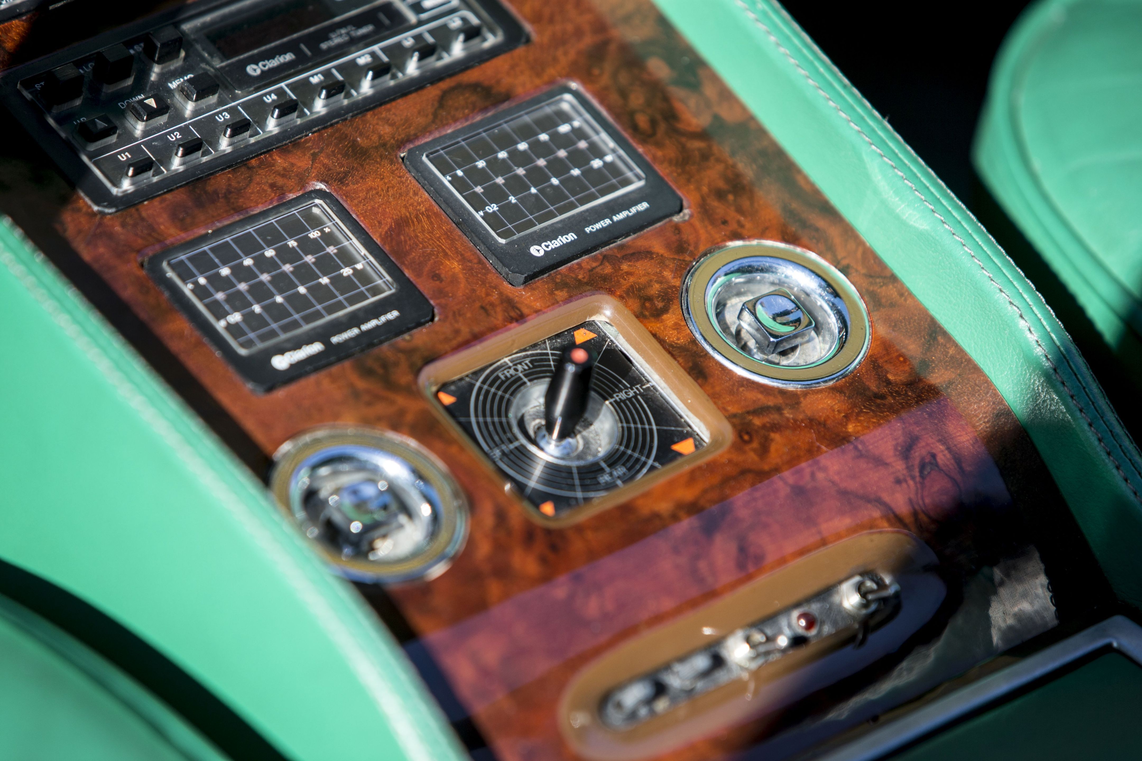 L'intérieur d'une voiture avec garniture orange et noire photo – Image  gratuite de Rolls Royce sur Unsplash, image size:4321x2880