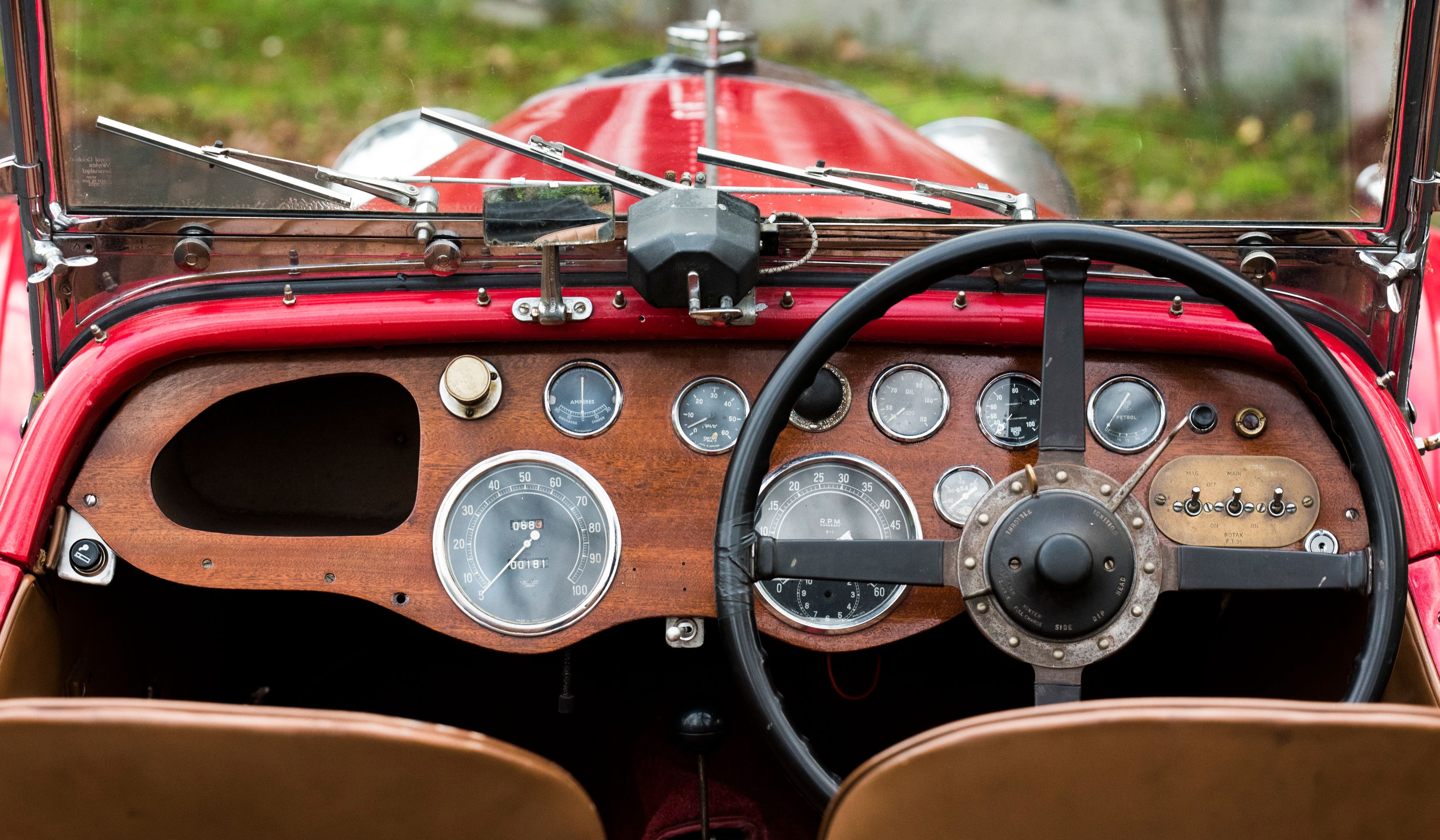 https://images1.bonhams.com/image?src=Images/live/2018-12/18/24832677-1-21.jpg