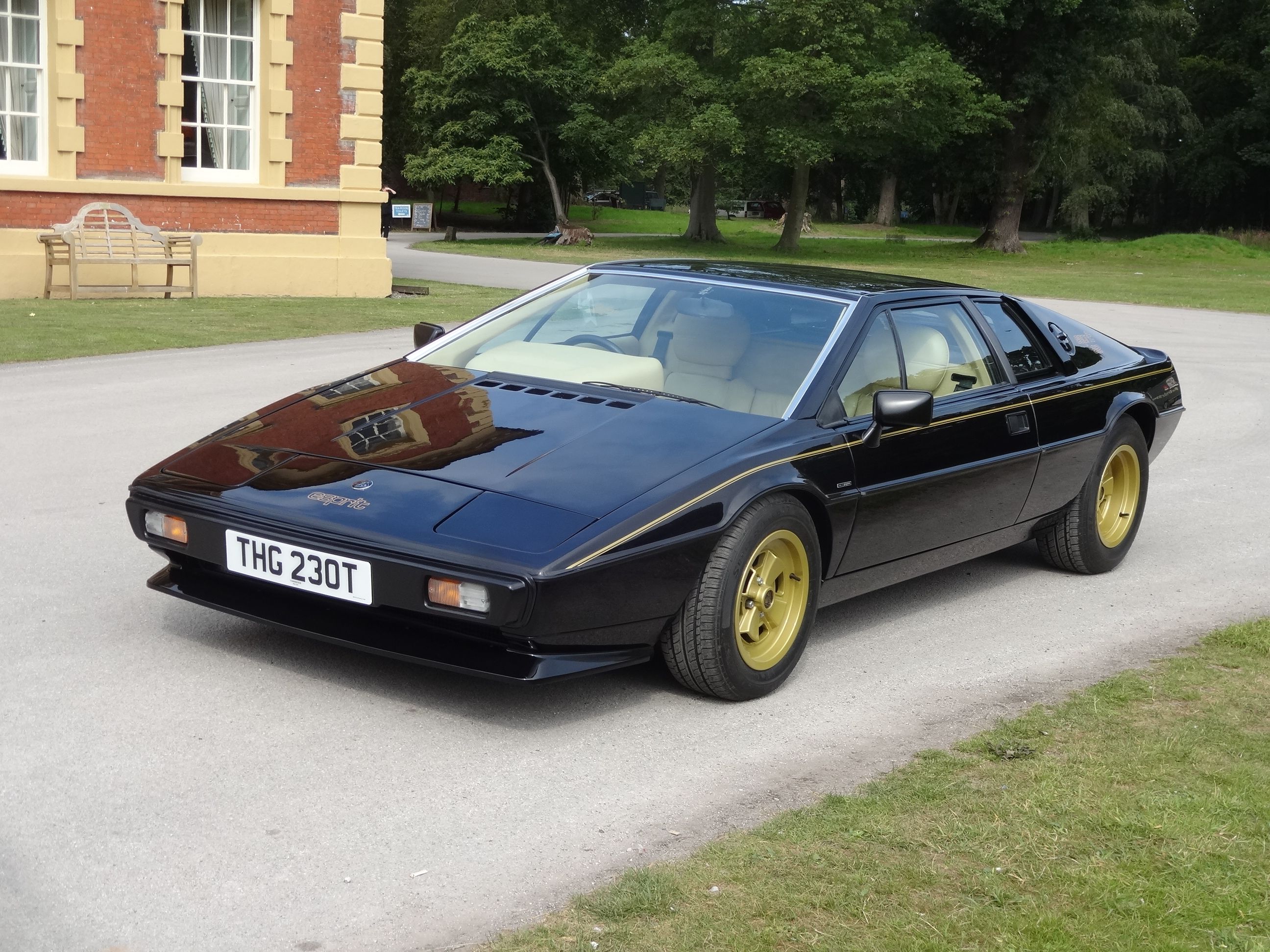 LOTUS ESPRIT 1977 ボンドカー希少 Bond girls and the iconic Lotus