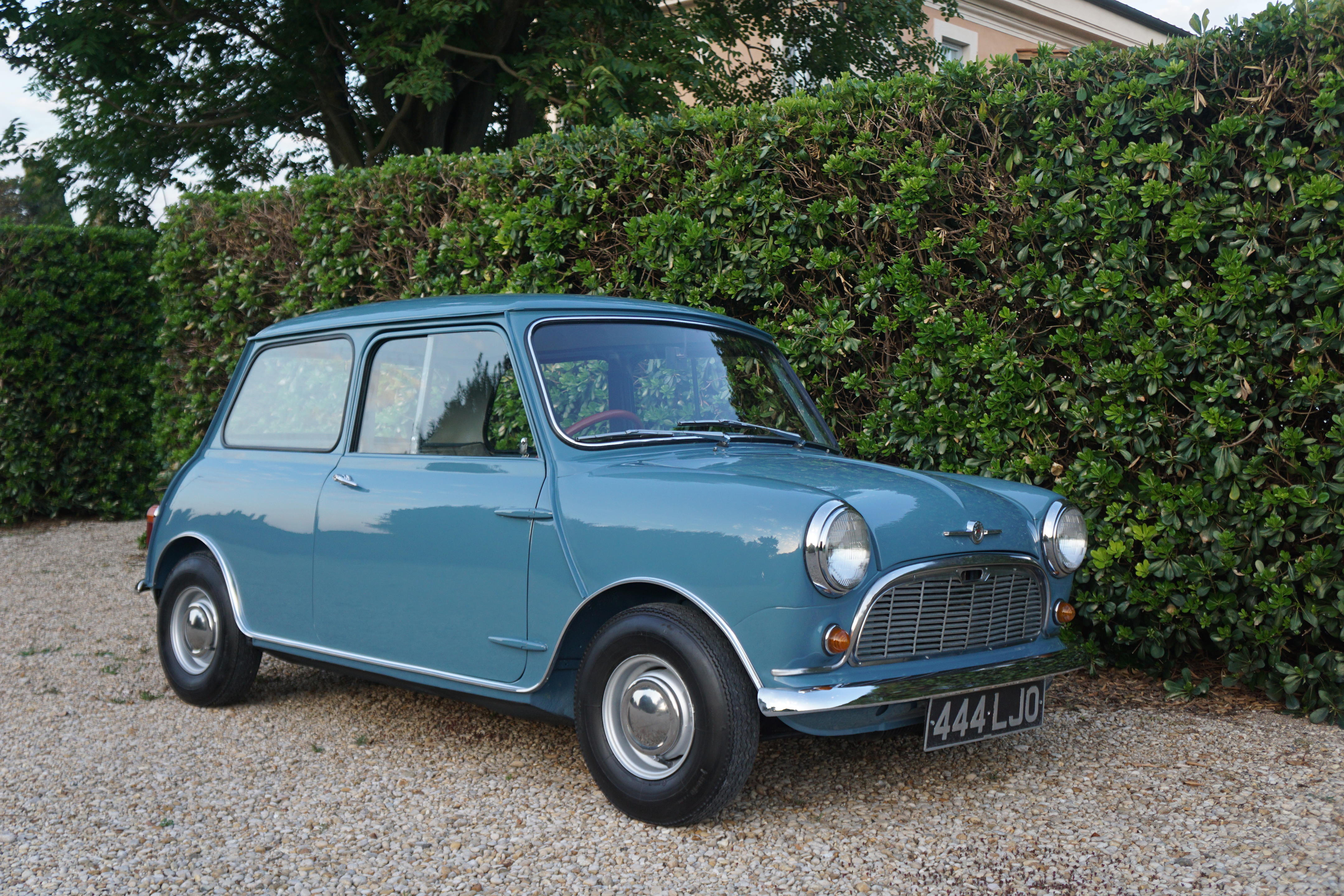 1959 Morris Mini Minor Deluxe Saloon - auctions & price archive