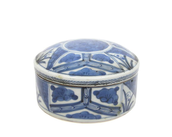 Bonhams : A Kraak Porcelain Blue And White Box And Cover 17th Century (2)