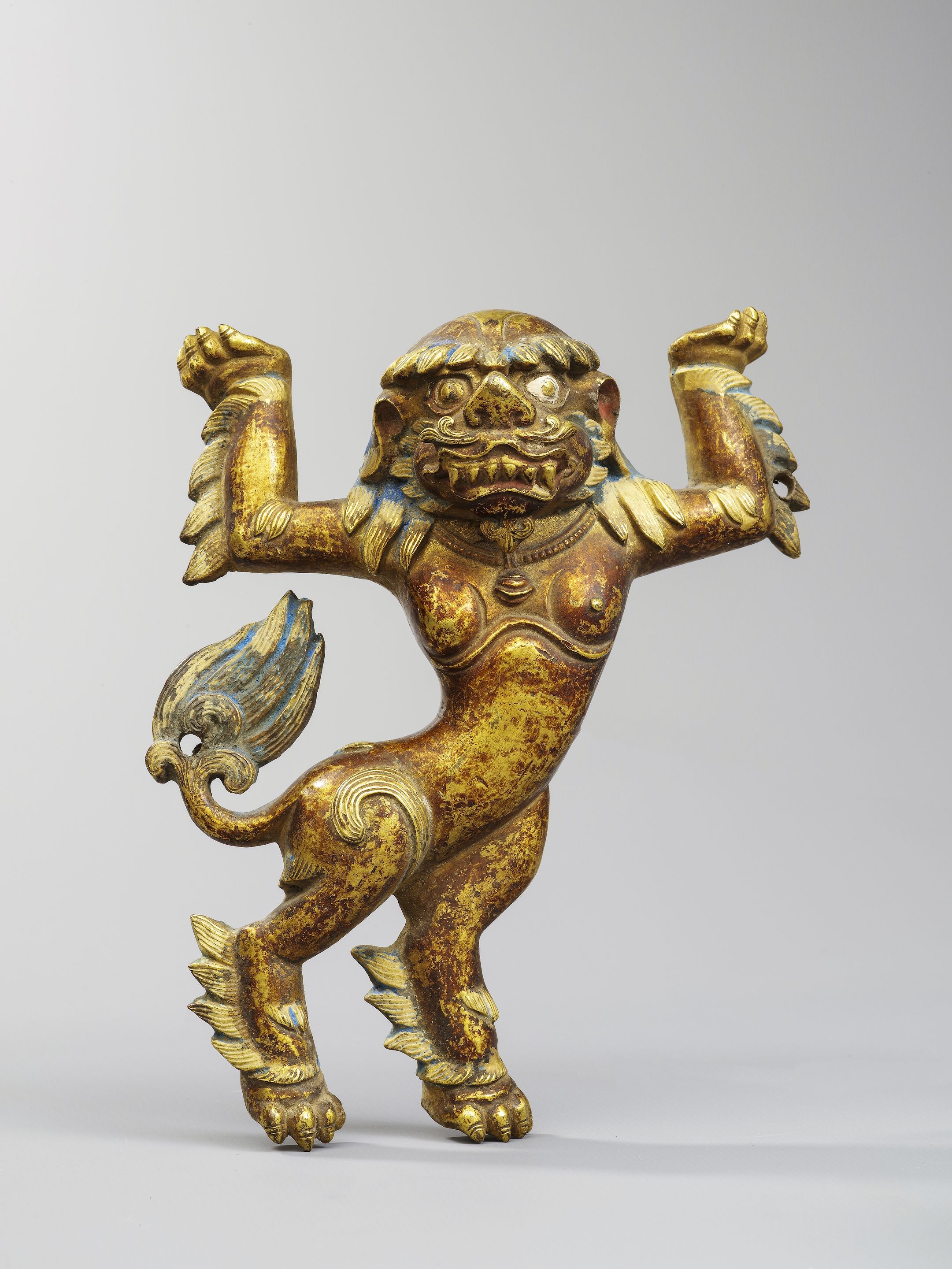Bonhams PLAQUE DE LION DES NEIGES EN ALLIAGE DE CUIVRE DORE MOULE — free download