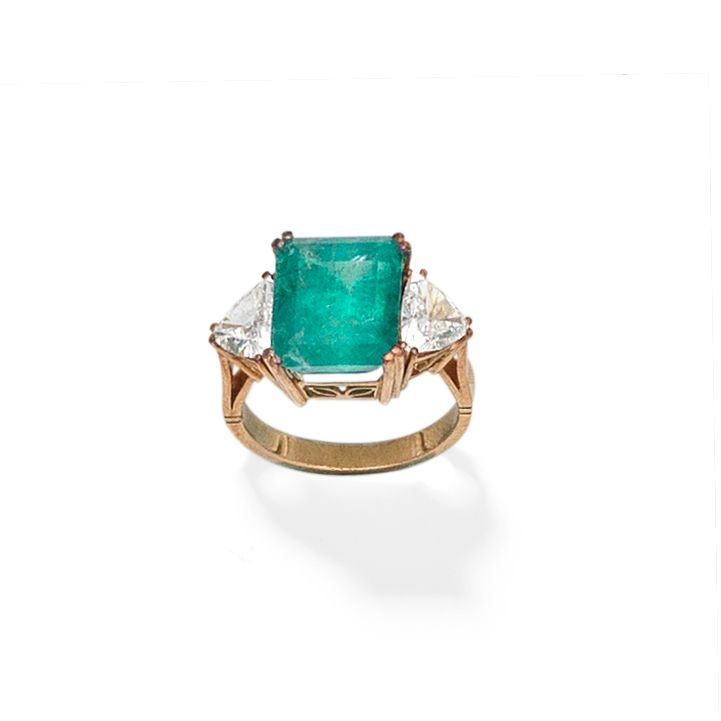 EMERALD AND DIAMOND RING