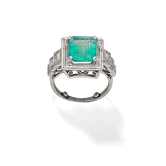 EMERALD AND DIAMOND RING