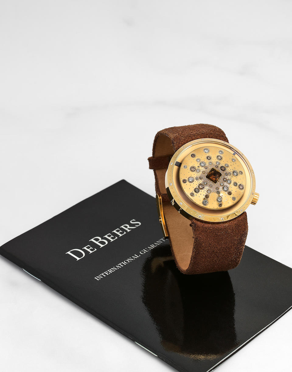 DE BEERS. MONTRE BRACELET DE DAME EN OR JAUNE 18K (750) INDEX DIAMANTS MOUVEMENT QUARTZ  DE BEERS. A LADY'S 18K GOLD QUARTZ WRISTWATCH WITH DIAMOND SET MARKERS   Talisman Suntime, Ref: A29165, Purchased 12 September 2007