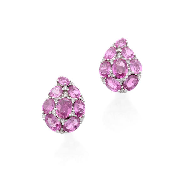 Bonhams : PAIRE DE BOUCLES D'OREILLE SAPHIRS ROSES ET DIAMANTS