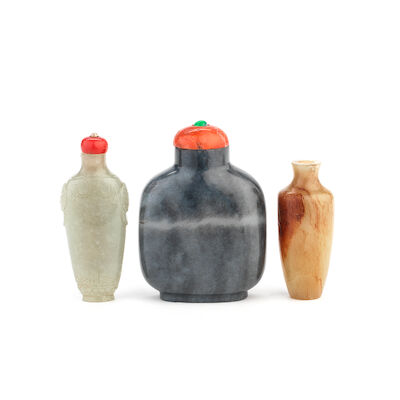 THREE JADE SNUFF BOTTLES 19th century (5)