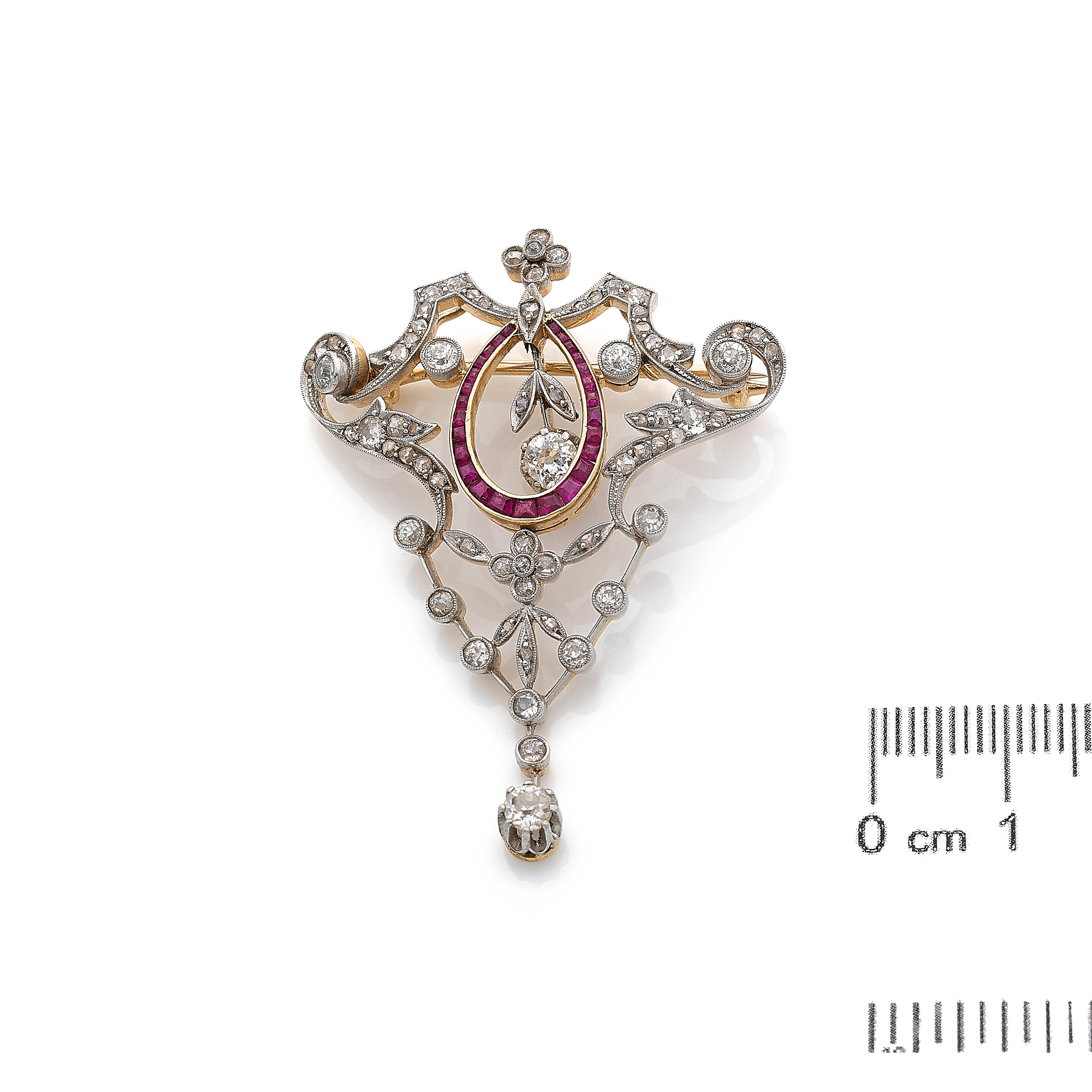 Bonhams : BROCHE RUBIS ET DIAMANTS, VERS 1920