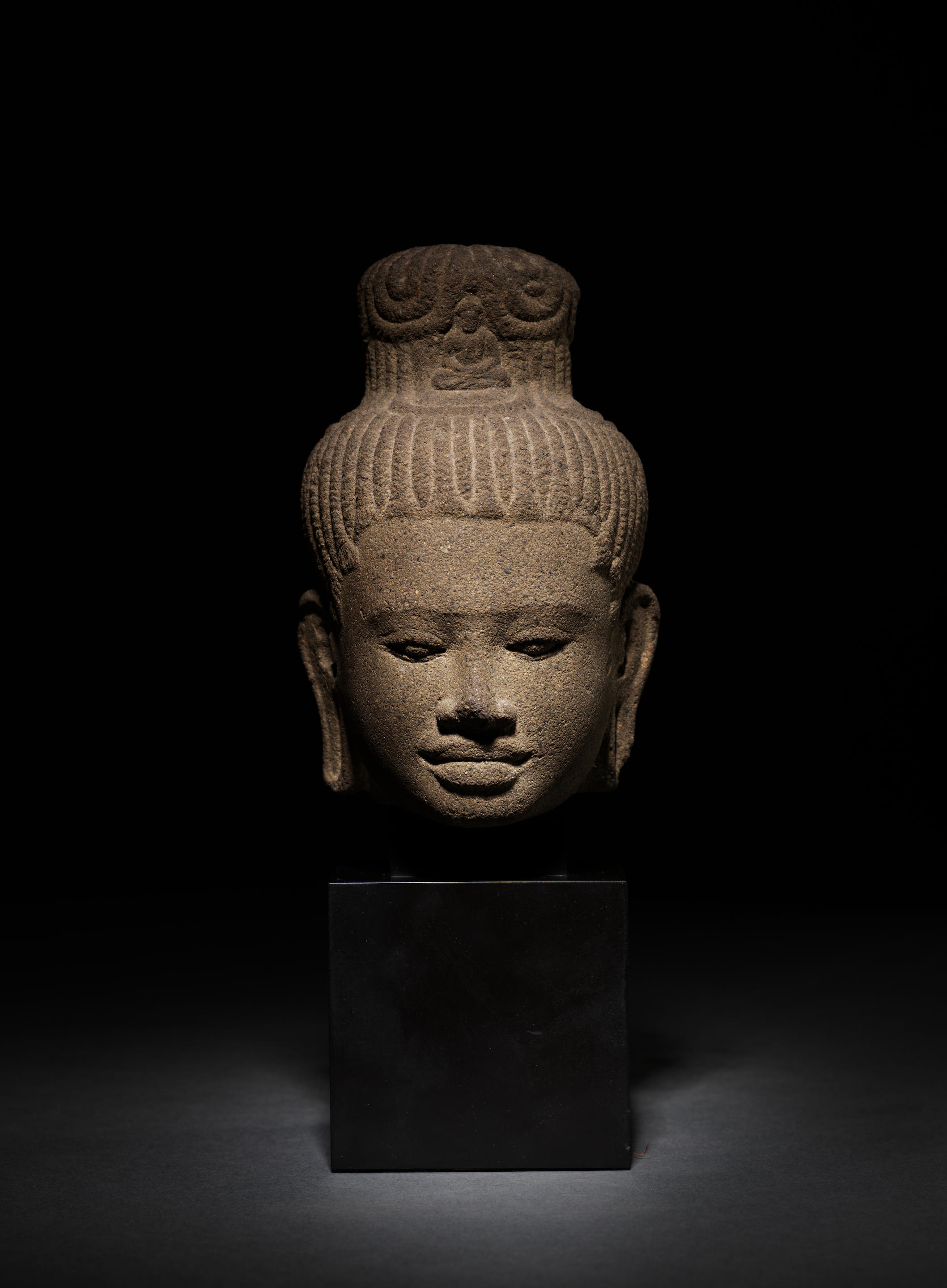 Bonhams : TÊTE D'AVALOKITESHVARA EN GRÈS Cambodge, style du Baphuon ...