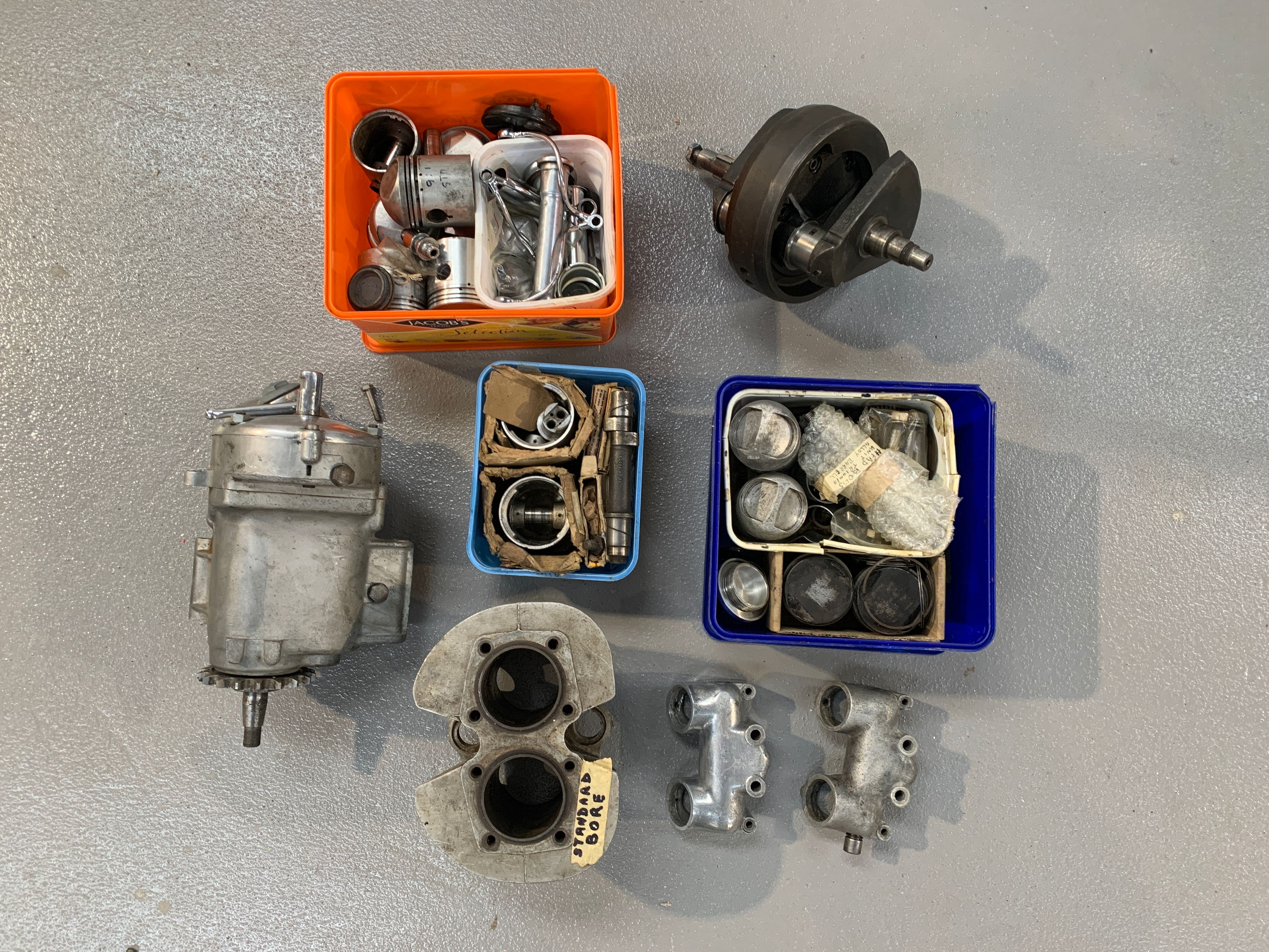 A quantity of engine components ((Qty))