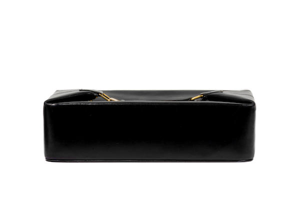 Bonhams Cars : Louis VUITTON. Trousse de toilette 18 cm