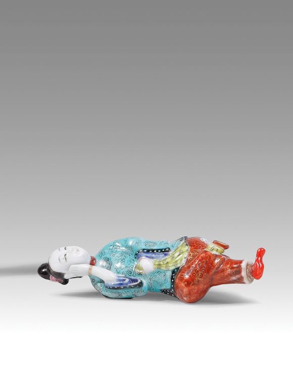 Bonhams de Saint Cyr TABATIÈRE EN PORCELAINE DE LA FAMILLE