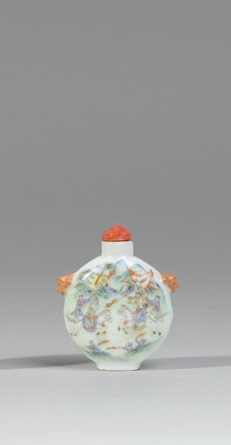 Bonhams de Saint Cyr TABATIÈRE EN PORCELAINE DE LA FAMILLE
