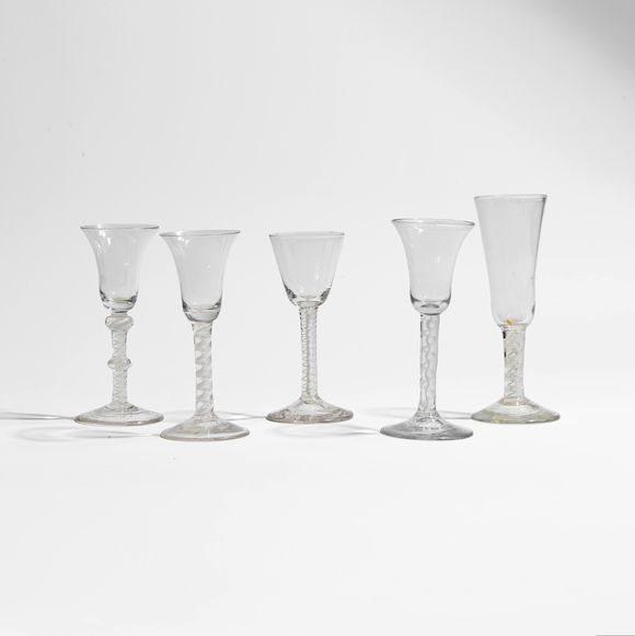 Bonhams de Saint Cyr Quatre verres à pied et une flûte à