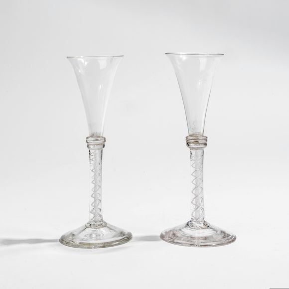 Bonhams de Saint Cyr Paire de flûtes à champagne à jambe en