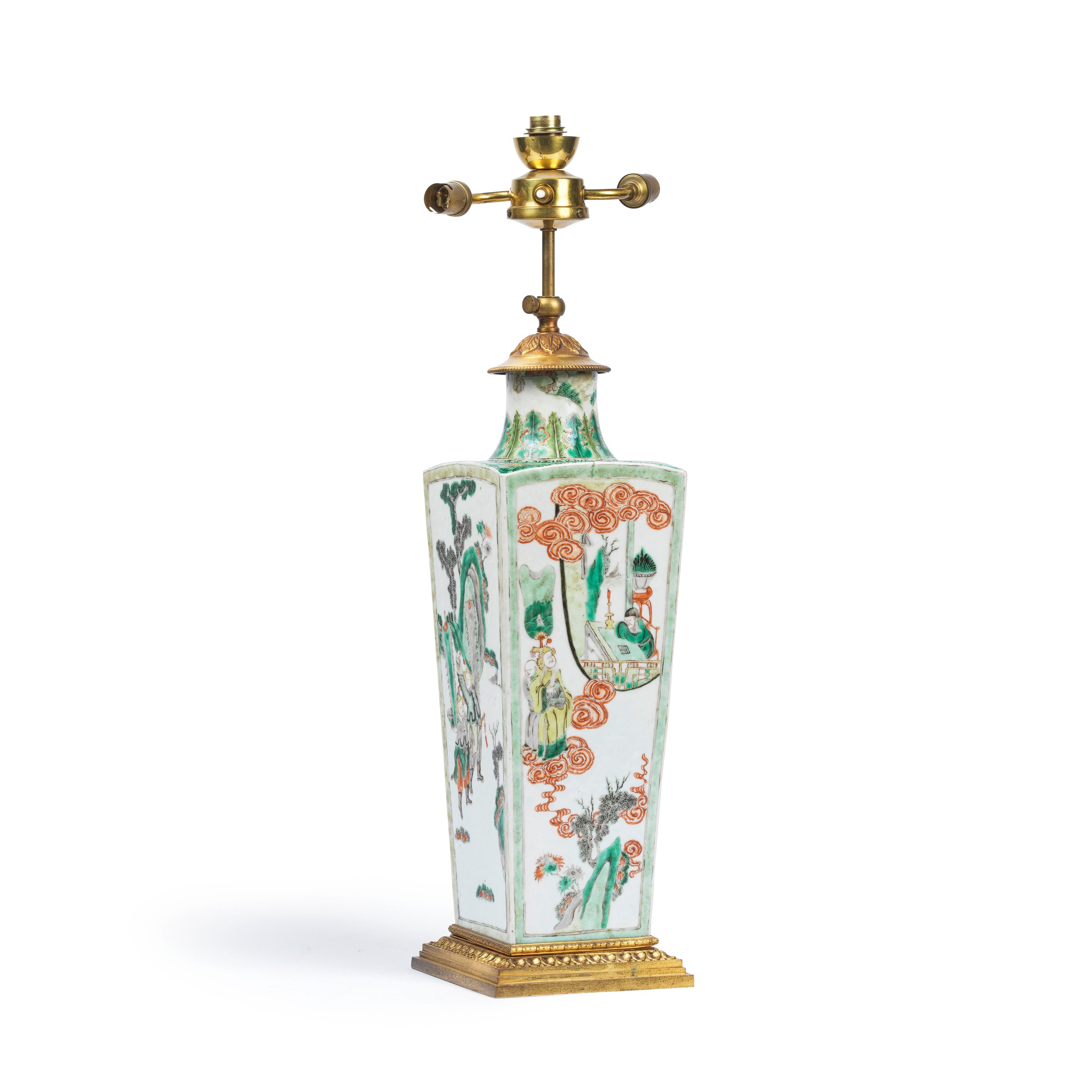Bonhams Cars Vase de section carrée en porcelaine polychrome. Chine