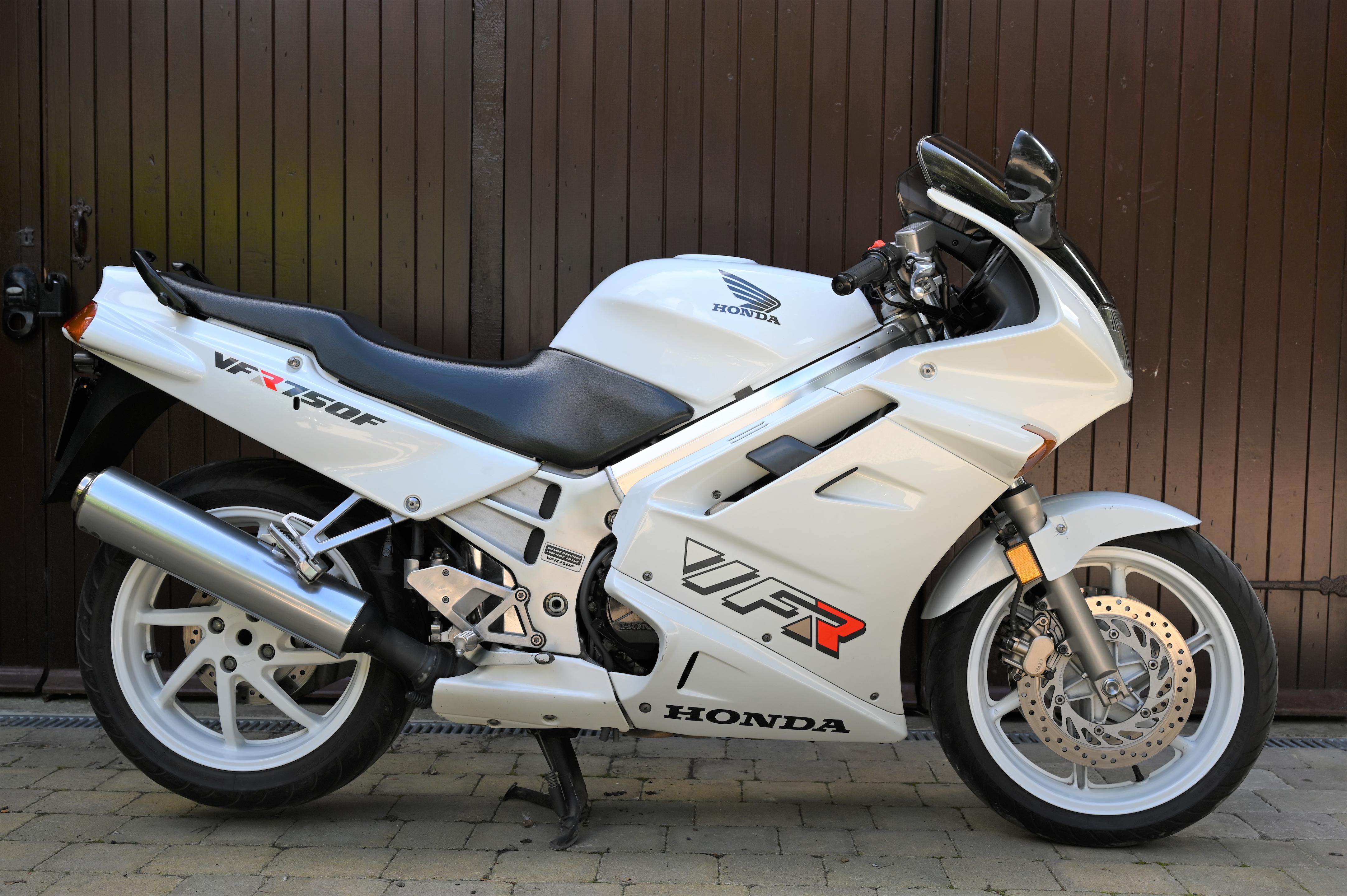 Bonhams Cars 1993 Honda 748cc VFR750F Frame no. JH2RC360XPM300274