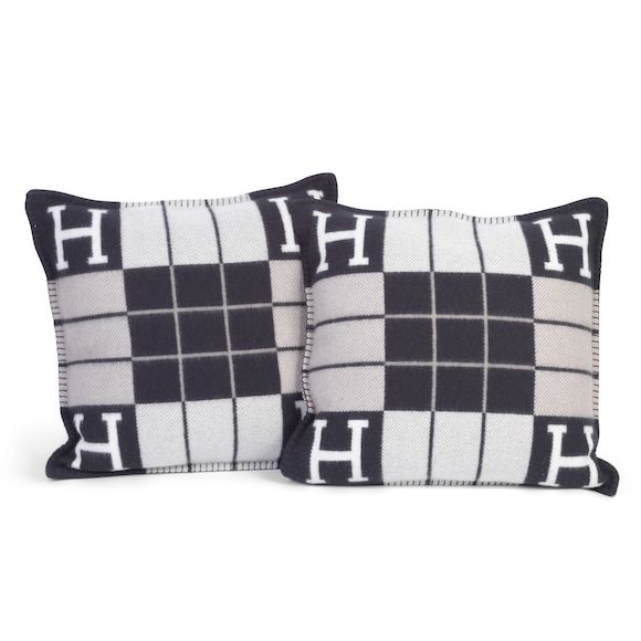Écru Noir Avalon III Pillow