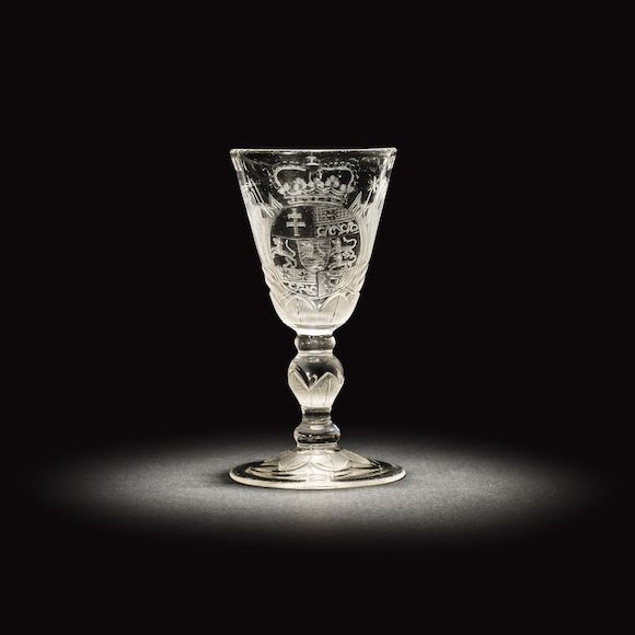 Bonhams de Saint Cyr Verre à vin miniature armorié et gravé