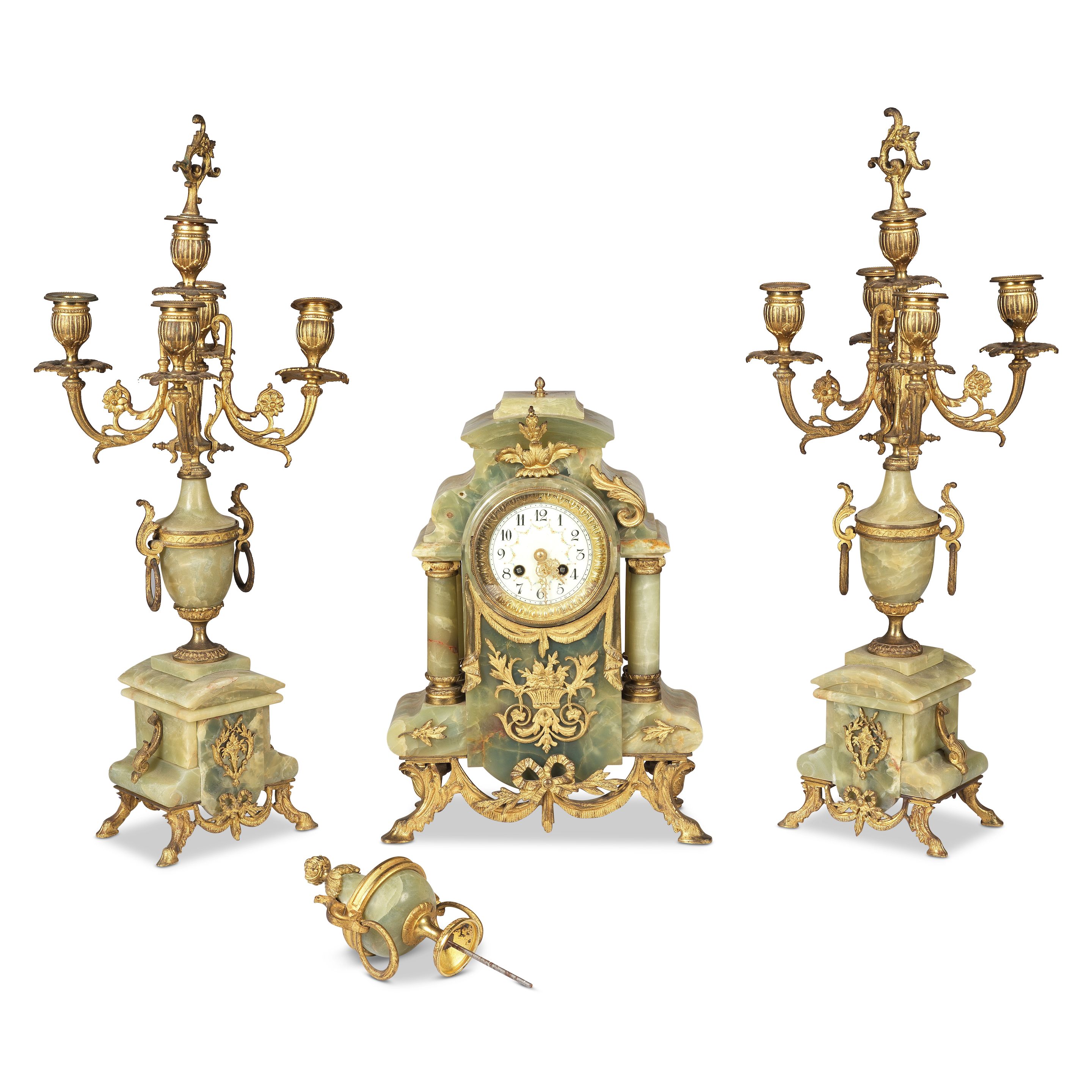 Pendule et paire de candélabres en onyx et régule doré de la fin du XIXe siècle